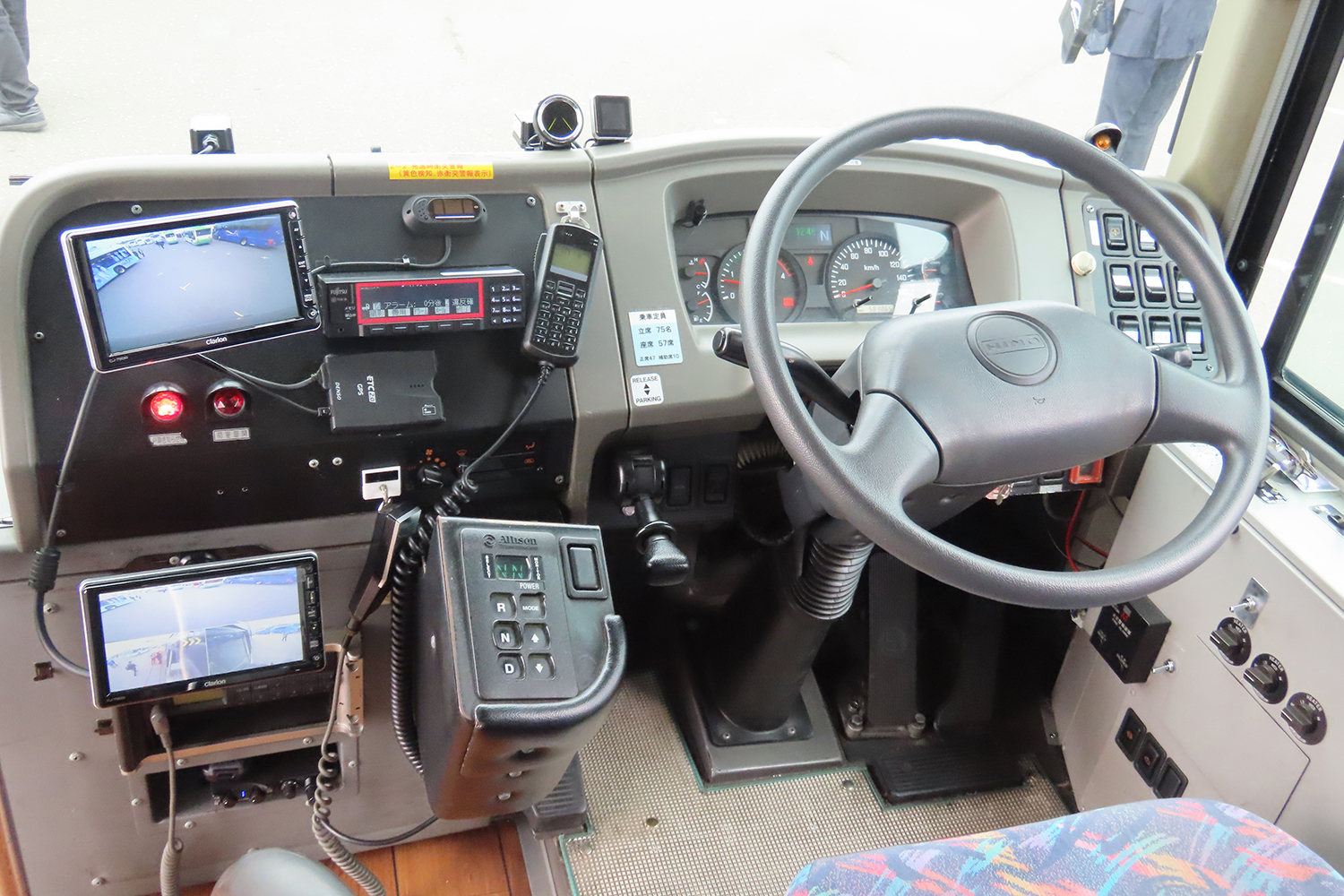 監視システムを搭載したバス