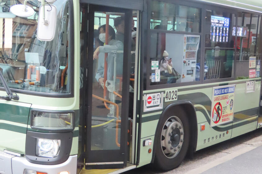 外国人だらけで激混みの京都だけに「市営バス」も大繁盛……かと思いきや赤字ってマジか！　厳しい路線バスの実態とは