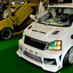 街道レーサーにボーイズレーサーにガルウイング！　軽をベースに遊び尽くしたやりすぎカスタムに脱帽【大阪オートメッセ2026】