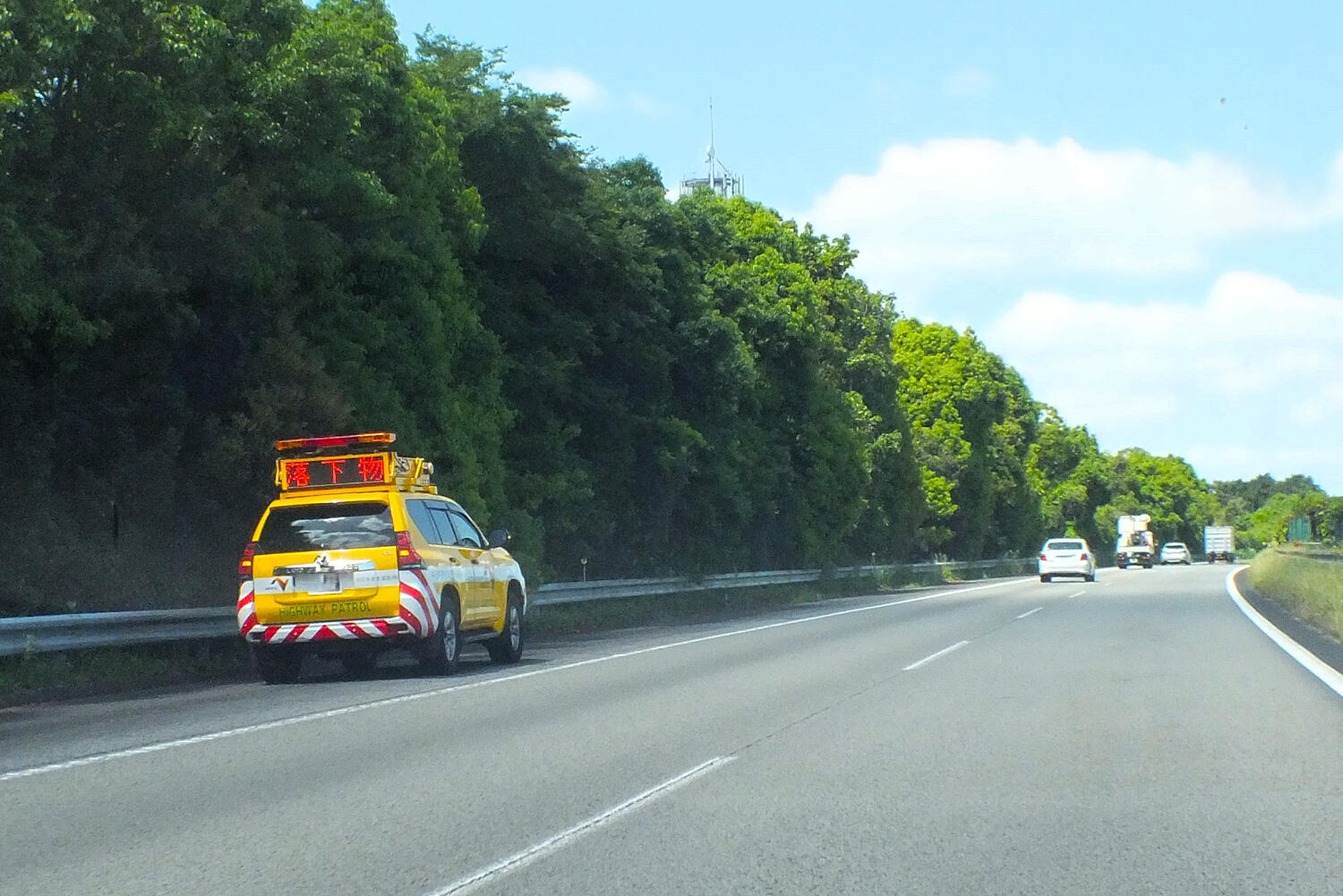 高速道路の落下物処理