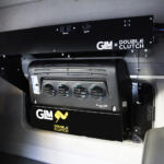 アイドリングストップしたら当然エアコンも停止！　灼熱の車内でも待機しなきゃならないバス運転士の対策とは