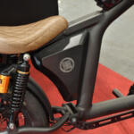 【画像】カスタム旧車のように見えて中身は電動！　「マンゴスチン」の電動原付は用途にあわせて「特定原付」「第1種原動機付き自転車」「第2種原動機付き自転車」で登録できる【大阪オートメッセ2026】 〜 画像1