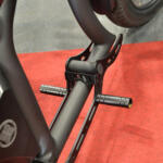 【画像】カスタム旧車のように見えて中身は電動！　「マンゴスチン」の電動原付は用途にあわせて「特定原付」「第1種原動機付き自転車」「第2種原動機付き自転車」で登録できる【大阪オートメッセ2026】 〜 画像4