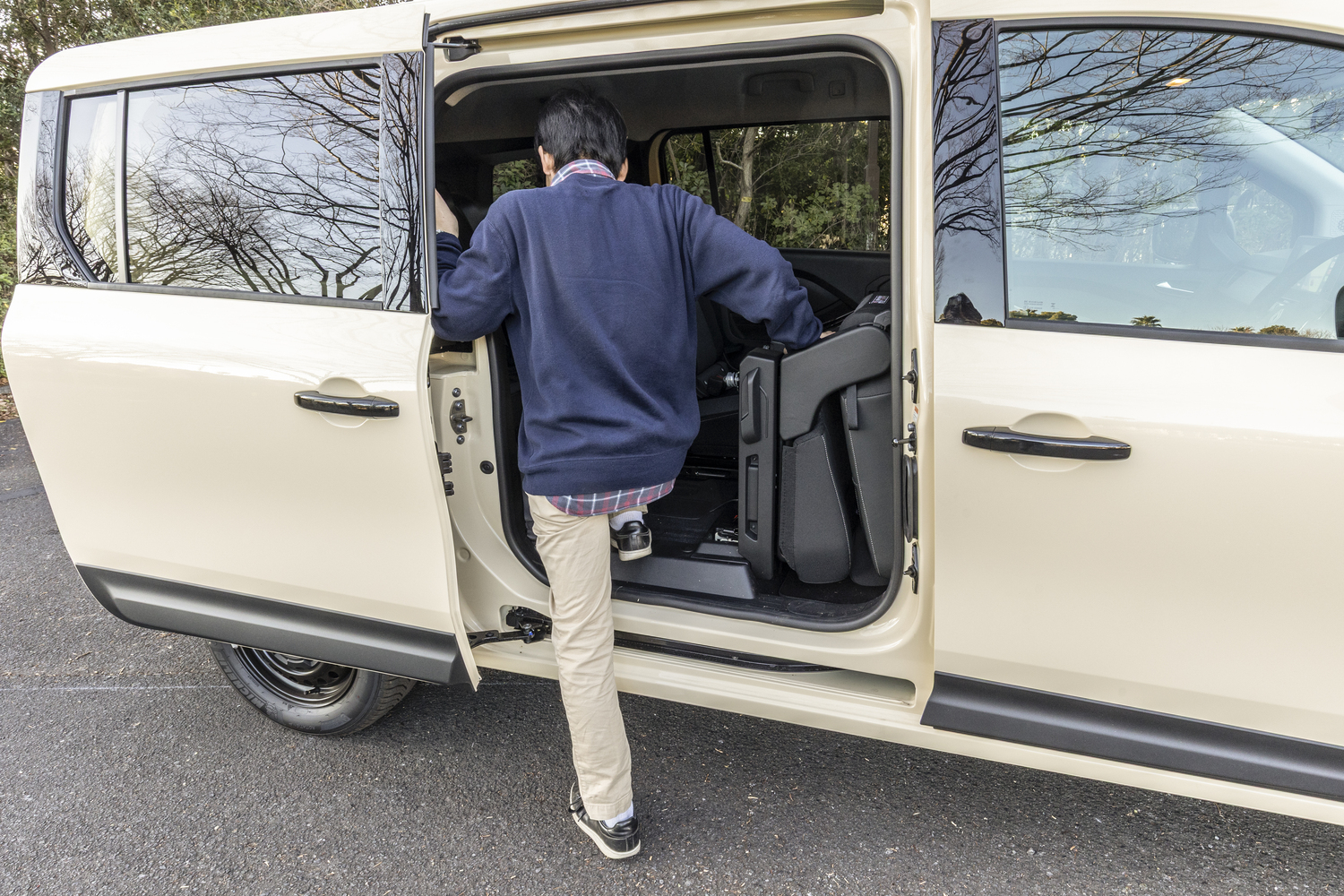 グランカングーの3列目に乗り込む様子