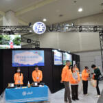 【画像】カスタムカーの祭典で密かに注目を集めた「JAF」ブース！　たった「5km/h」の衝撃体験で安全意識が一変した【大阪オートメッセ2026】 〜 画像3