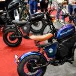 カスタム旧車のように見えて中身は電動！　「マンゴスチン」の電動原付は用途にあわせて「特定原付」「第1種原動機付き自転車」「第2種原動機付き自転車」で登録できる【大阪オートメッセ2026】