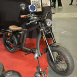 【画像】カスタム旧車のように見えて中身は電動！　「マンゴスチン」の電動原付は用途にあわせて「特定原付」「第1種原動機付き自転車」「第2種原動機付き自転車」で登録できる【大阪オートメッセ2026】 〜 画像7