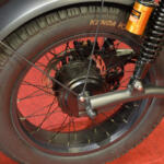 【画像】カスタム旧車のように見えて中身は電動！　「マンゴスチン」の電動原付は用途にあわせて「特定原付」「第1種原動機付き自転車」「第2種原動機付き自転車」で登録できる【大阪オートメッセ2026】 〜 画像8