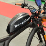 【画像】カスタム旧車のように見えて中身は電動！　「マンゴスチン」の電動原付は用途にあわせて「特定原付」「第1種原動機付き自転車」「第2種原動機付き自転車」で登録できる【大阪オートメッセ2026】 〜 画像9