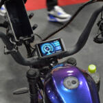 【画像】カスタム旧車のように見えて中身は電動！　「マンゴスチン」の電動原付は用途にあわせて「特定原付」「第1種原動機付き自転車」「第2種原動機付き自転車」で登録できる【大阪オートメッセ2026】 〜 画像10