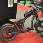 【画像】カスタム旧車のように見えて中身は電動！　「マンゴスチン」の電動原付は用途にあわせて「特定原付」「第1種原動機付き自転車」「第2種原動機付き自転車」で登録できる【大阪オートメッセ2026】 〜 画像11