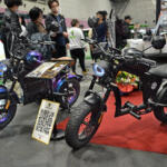 【画像】カスタム旧車のように見えて中身は電動！　「マンゴスチン」の電動原付は用途にあわせて「特定原付」「第1種原動機付き自転車」「第2種原動機付き自転車」で登録できる【大阪オートメッセ2026】 〜 画像12