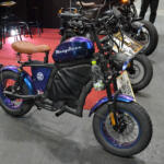 【画像】カスタム旧車のように見えて中身は電動！　「マンゴスチン」の電動原付は用途にあわせて「特定原付」「第1種原動機付き自転車」「第2種原動機付き自転車」で登録できる【大阪オートメッセ2026】 〜 画像13