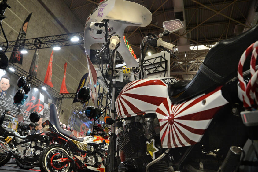 ラブブ仕様モトコンポから日章旗CBXまで懐かしさ全開に個性爆発！　カスタムカーの祭典で”BOUSOUZOKU"スタイルの単車軍団が集会してた【大阪オートメッセ2026】