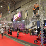 【画像】ラブブ仕様モトコンポから日章旗CBXまで懐かしさ全開に個性爆発！　カスタムカーの祭典で”BOUSOUZOKU”スタイルの単車軍団が集会してた【大阪オートメッセ2026】 〜 画像2