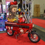 【画像】ラブブ仕様モトコンポから日章旗CBXまで懐かしさ全開に個性爆発！　カスタムカーの祭典で”BOUSOUZOKU”スタイルの単車軍団が集会してた【大阪オートメッセ2026】 〜 画像3