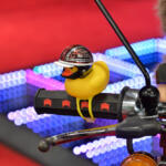 【画像】ラブブ仕様モトコンポから日章旗CBXまで懐かしさ全開に個性爆発！　カスタムカーの祭典で”BOUSOUZOKU”スタイルの単車軍団が集会してた【大阪オートメッセ2026】 〜 画像4