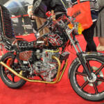 【画像】ラブブ仕様モトコンポから日章旗CBXまで懐かしさ全開に個性爆発！　カスタムカーの祭典で”BOUSOUZOKU”スタイルの単車軍団が集会してた【大阪オートメッセ2026】 〜 画像5