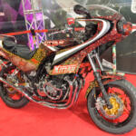 【画像】ラブブ仕様モトコンポから日章旗CBXまで懐かしさ全開に個性爆発！　カスタムカーの祭典で”BOUSOUZOKU”スタイルの単車軍団が集会してた【大阪オートメッセ2026】 〜 画像6