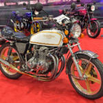 【画像】ラブブ仕様モトコンポから日章旗CBXまで懐かしさ全開に個性爆発！　カスタムカーの祭典で”BOUSOUZOKU”スタイルの単車軍団が集会してた【大阪オートメッセ2026】 〜 画像8