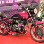 【画像】ラブブ仕様モトコンポから日章旗CBXまで懐かしさ全開に個性爆発！　カスタムカーの祭典で”BOUSOUZOKU”スタイルの単車軍団が集会してた【大阪オートメッセ2026】 〜 画像9