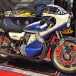 【画像】ラブブ仕様モトコンポから日章旗CBXまで懐かしさ全開に個性爆発！　カスタムカーの祭典で”BOUSOUZOKU”スタイルの単車軍団が集会してた【大阪オートメッセ2026】 〜 画像10