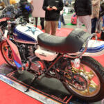 【画像】ラブブ仕様モトコンポから日章旗CBXまで懐かしさ全開に個性爆発！　カスタムカーの祭典で”BOUSOUZOKU”スタイルの単車軍団が集会してた【大阪オートメッセ2026】 〜 画像11