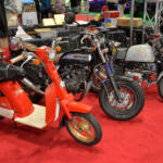 【画像】ラブブ仕様モトコンポから日章旗CBXまで懐かしさ全開に個性爆発！　カスタムカーの祭典で”BOUSOUZOKU”スタイルの単車軍団が集会してた【大阪オートメッセ2026】 〜 画像14