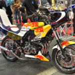 【画像】ラブブ仕様モトコンポから日章旗CBXまで懐かしさ全開に個性爆発！　カスタムカーの祭典で”BOUSOUZOKU”スタイルの単車軍団が集会してた【大阪オートメッセ2026】 〜 画像15