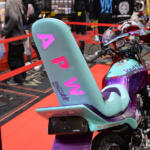 【画像】ラブブ仕様モトコンポから日章旗CBXまで懐かしさ全開に個性爆発！　カスタムカーの祭典で”BOUSOUZOKU”スタイルの単車軍団が集会してた【大阪オートメッセ2026】 〜 画像19