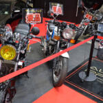 【画像】ラブブ仕様モトコンポから日章旗CBXまで懐かしさ全開に個性爆発！　カスタムカーの祭典で”BOUSOUZOKU”スタイルの単車軍団が集会してた【大阪オートメッセ2026】 〜 画像21