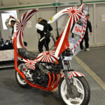【画像】ラブブ仕様モトコンポから日章旗CBXまで懐かしさ全開に個性爆発！　カスタムカーの祭典で”BOUSOUZOKU”スタイルの単車軍団が集会してた【大阪オートメッセ2026】 〜 画像22