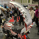 【画像】ラブブ仕様モトコンポから日章旗CBXまで懐かしさ全開に個性爆発！　カスタムカーの祭典で”BOUSOUZOKU”スタイルの単車軍団が集会してた【大阪オートメッセ2026】 〜 画像23