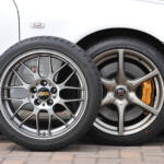 「乗り心地なんて悪くたってグリップ重視で幅広偏平タイヤだろ！」……は半分不正解！　タイヤの偏平と幅と走りの真実とは