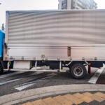 【画像】「クルマに寄せられて通行をブロックされた」と自転車乗りの声！　左折時に自転車を巻き込まないようあらかじめ左に寄せるのはアリ？ 〜 画像2