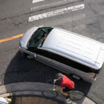 【画像】「クルマに寄せられて通行をブロックされた」と自転車乗りの声！　左折時に自転車を巻き込まないようあらかじめ左に寄せるのはアリ？ 〜 画像6