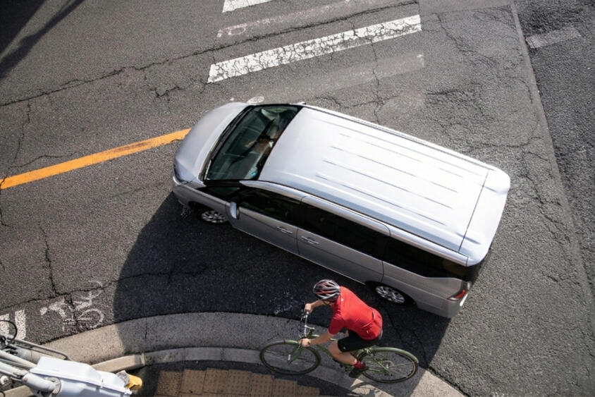 「クルマに寄せられて通行をブロックされた」と自転車乗りの声！　左折時に自転車を巻き込まないようあらかじめ左に寄せるのはアリ？