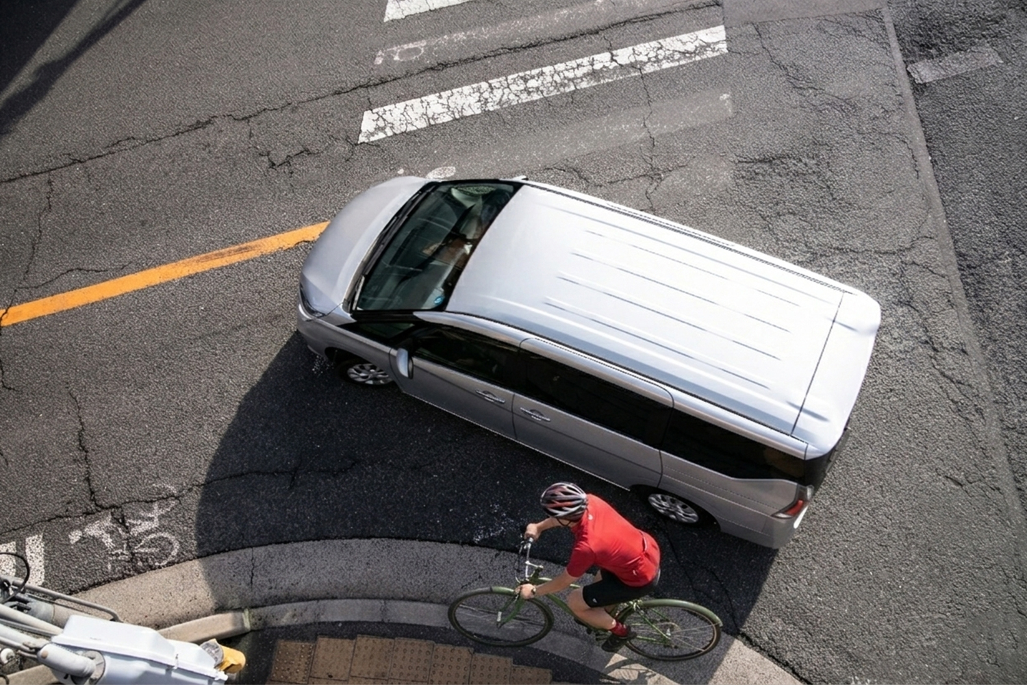 「クルマに寄せられて通行をブロックされた」と自転車乗りの声！　左折時に自転車を巻き込まないようあらかじめ左に寄せるのはアリ？