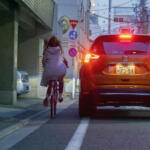 【画像】「クルマに寄せられて通行をブロックされた」と自転車乗りの声！　左折時に自転車を巻き込まないようあらかじめ左に寄せるのはアリ？ 〜 画像3