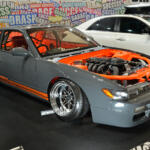 【画像】インナーパネルを除去してパイプのサブフレームを新設した圧巻のエンジンルーム！　「GARAGE SUCCESS」のS13シルビアはホンキのドリ車だった【大阪オートメッセ2026】 〜 画像6