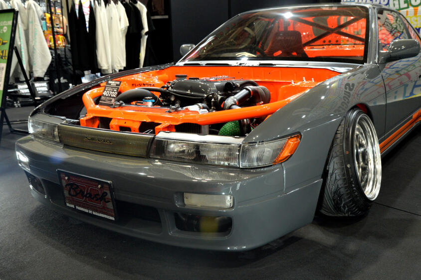 インナーパネルを除去してパイプのサブフレームを新設した圧巻のエンジンルーム！　「GARAGE SUCCESS」のS13シルビアはホンキのドリ車だった【大阪オートメッセ2026】