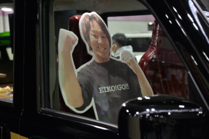 ラーメン・つけ麺・軽イケメン！　「西部警察」のマシンＸをモーチーフにお笑いタレント狩野英孝とコラボした軽バン「EIKO号！」が爆誕【大阪オートメッセ2026】