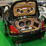 超絶怒涛のカスタムで客を引き寄せウケ狙いのスペックボードでオトす！　「SPARK FINE」のVIP系デモカーにはホンキとユーモアが詰まってた【大阪オートメッセ2026】