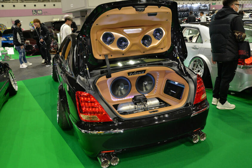 超絶怒涛のカスタムで客を引き寄せウケ狙いのスペックボードでオトす！　「SPARK FINE」のVIP系デモカーにはホンキとユーモアが詰まってた【大阪オートメッセ2026】