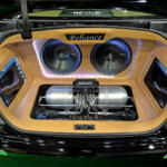 【画像】超絶怒涛のカスタムで客を引き寄せウケ狙いのスペックボードでオトす！　「SPARK FINE」のVIP系デモカーにはホンキとユーモアが詰まってた【大阪オートメッセ2026】 〜 画像7