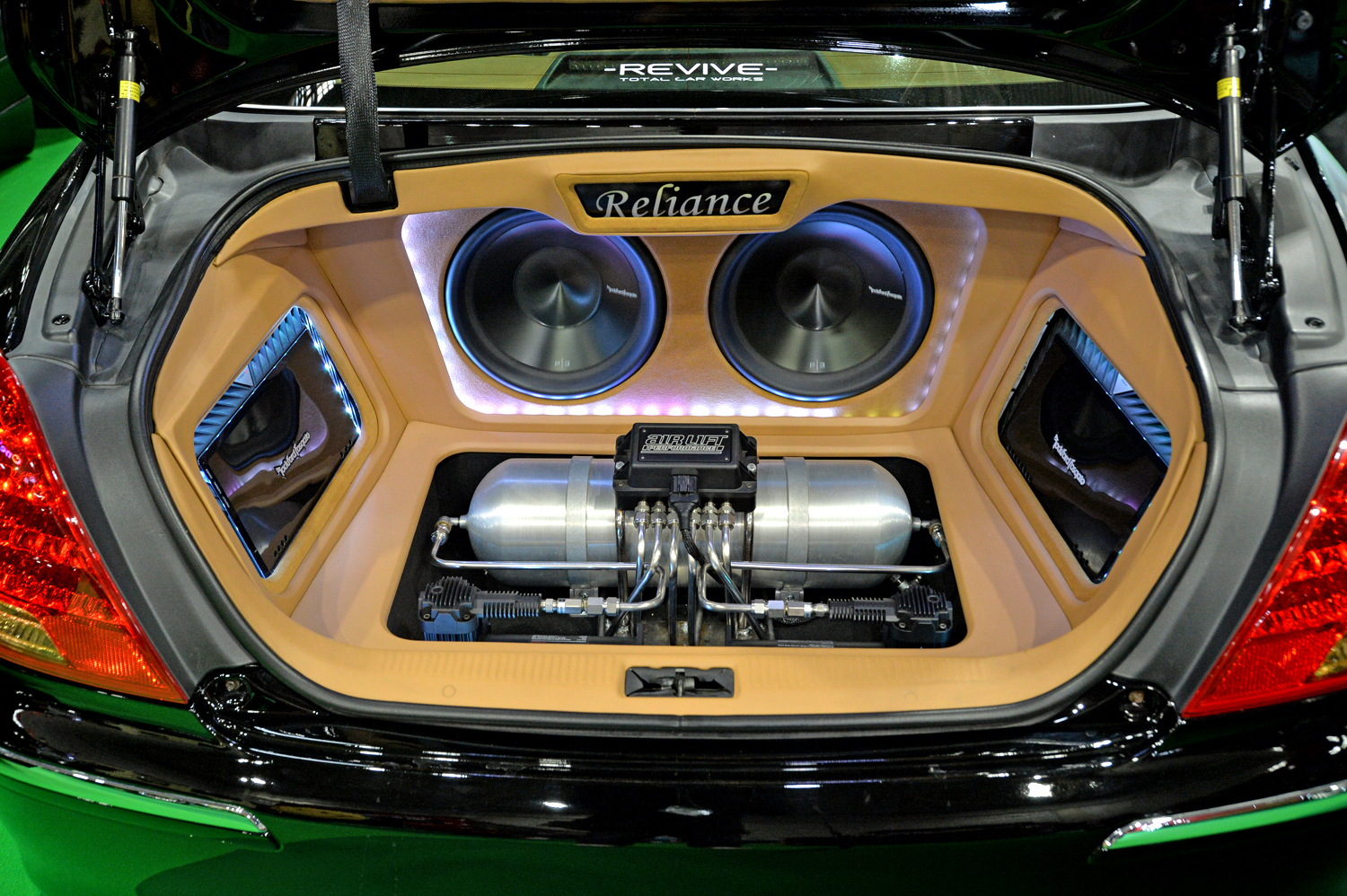 大阪オートメッセ2026で「SPARK FINE」が手掛けた車両