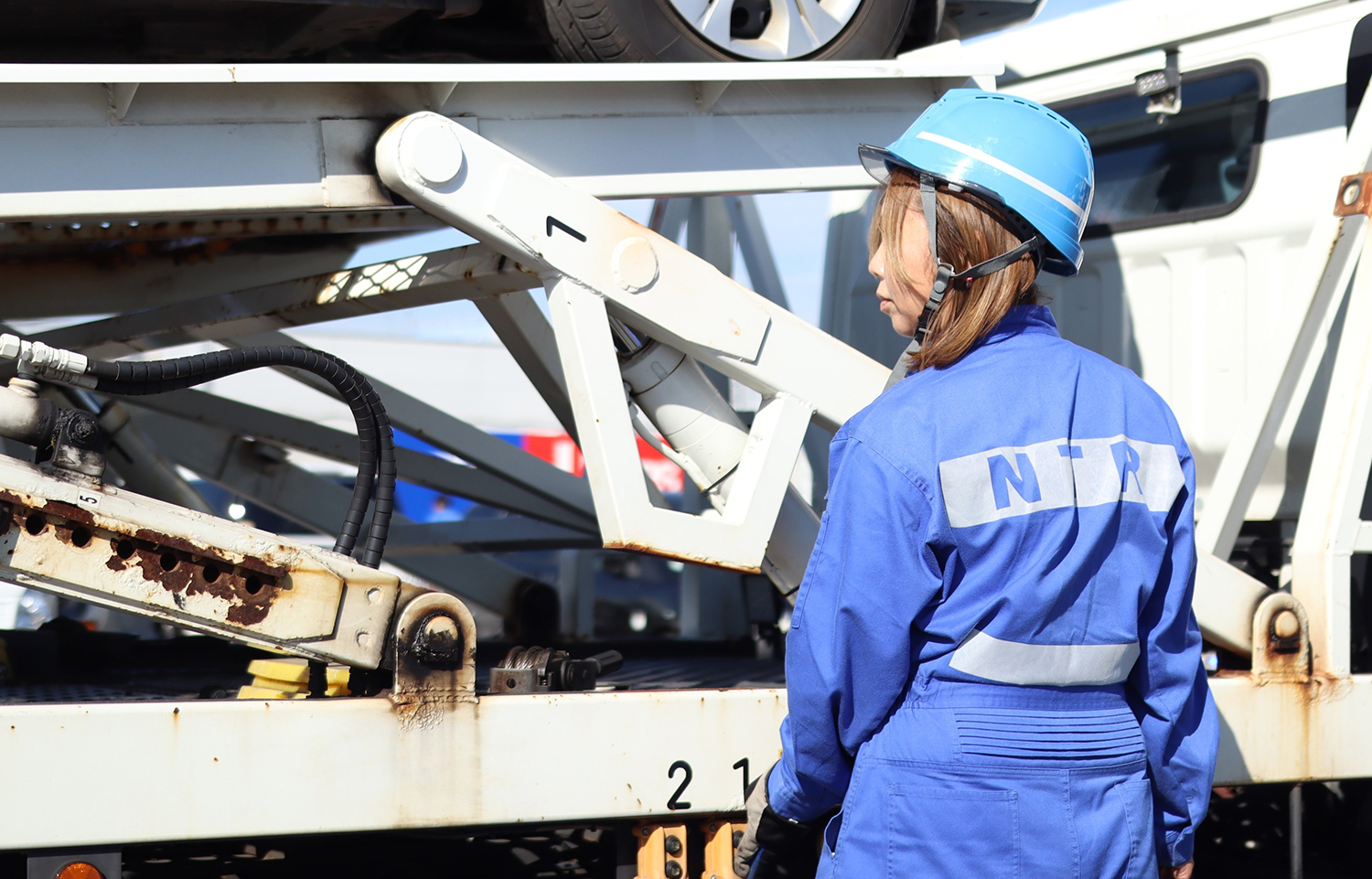 女性ドライバーの作業風景