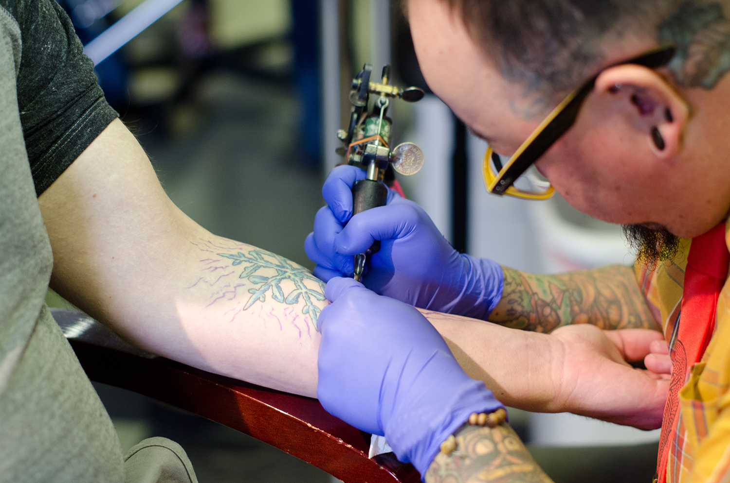 タトゥーを入れているイメージ