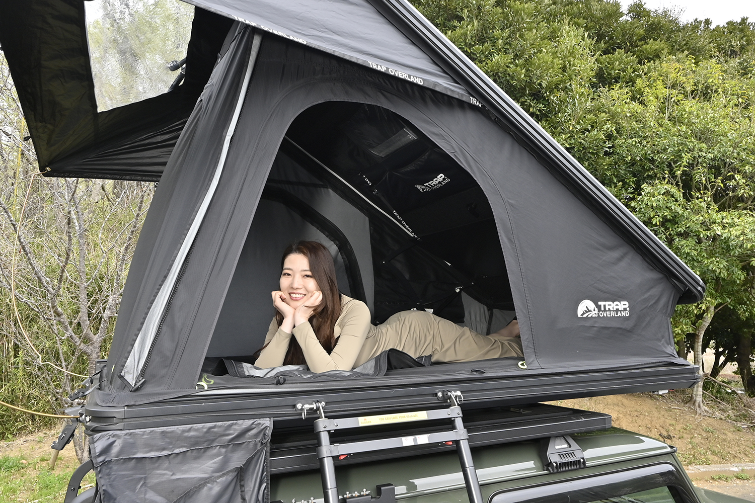 ルーフテントを装備したジムニーシエラ