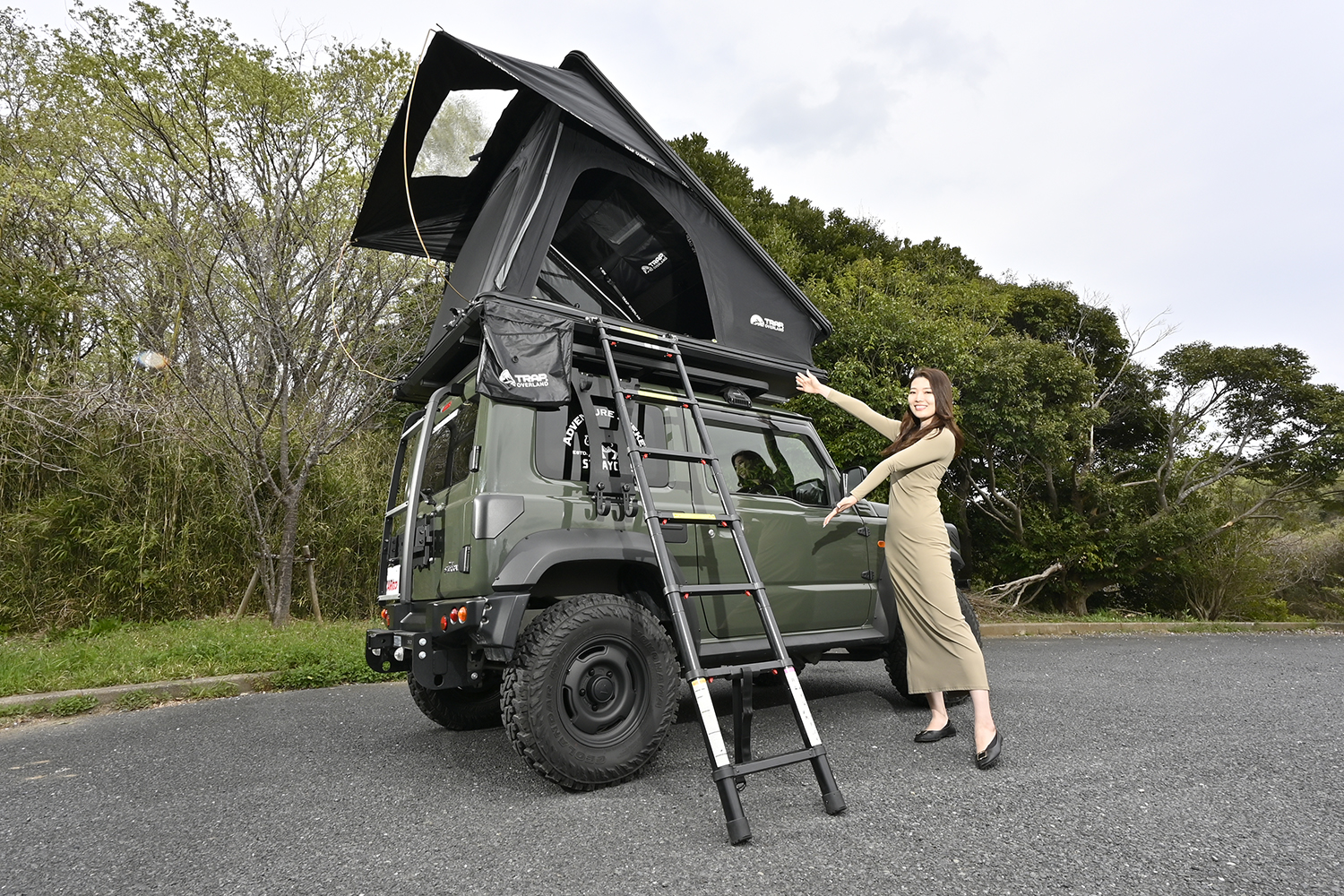 ルーフテントを装備したジムニーシエラ